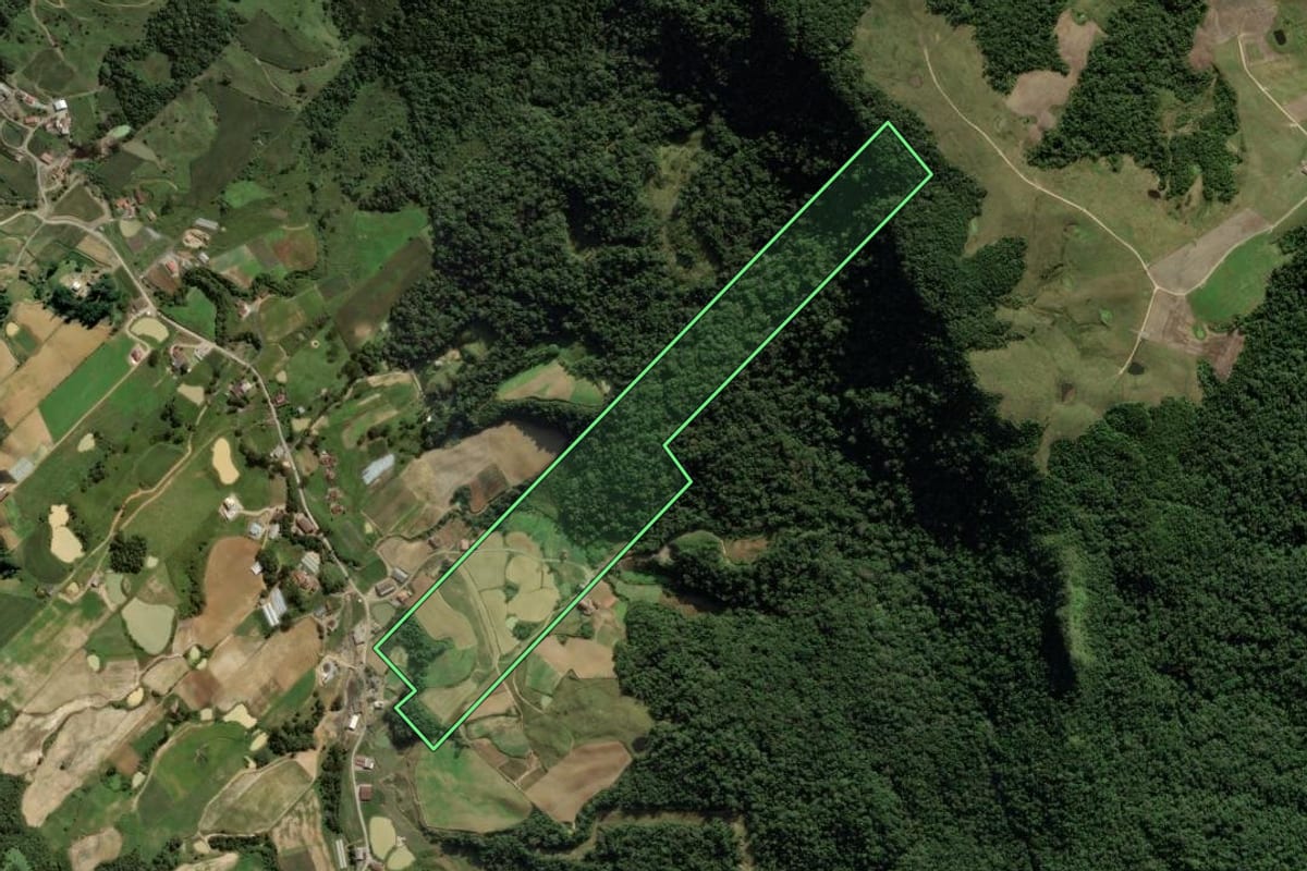 Imagem de satélite do imóvel rural em Rancho Queimado (SC), com o contorno declarado no CAR desenhado por cima.
