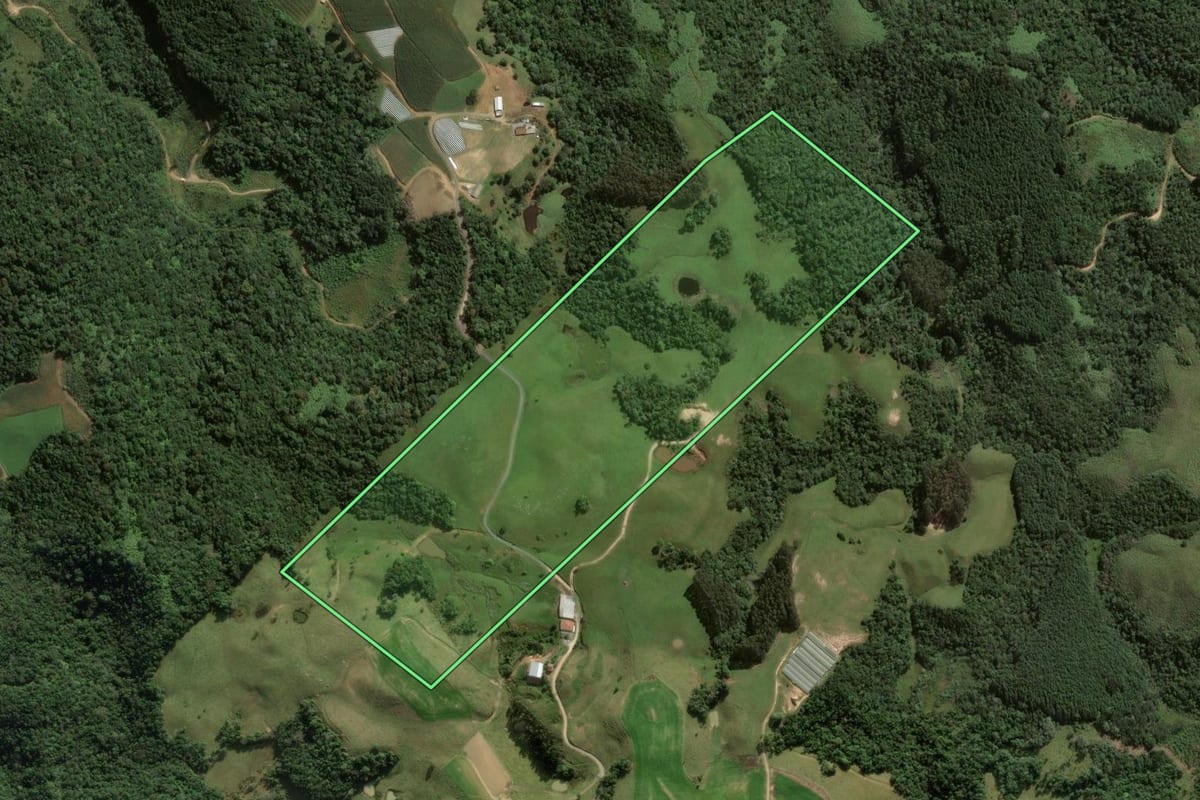 Imagem de satélite do imóvel rural em Rancho Queimado (SC), com o contorno declarado no CAR desenhado por cima.