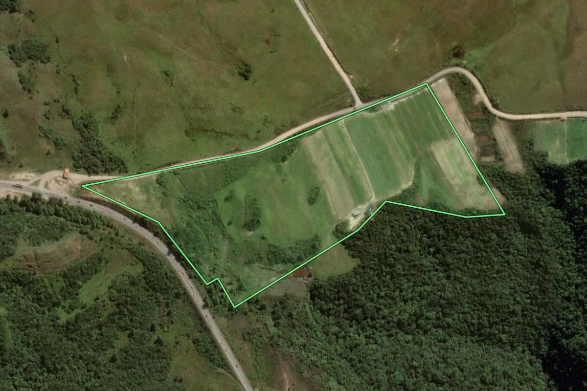 Imagem de satélite do imóvel rural em Rancho Queimado (SC), com o contorno declarado no CAR desenhado por cima.