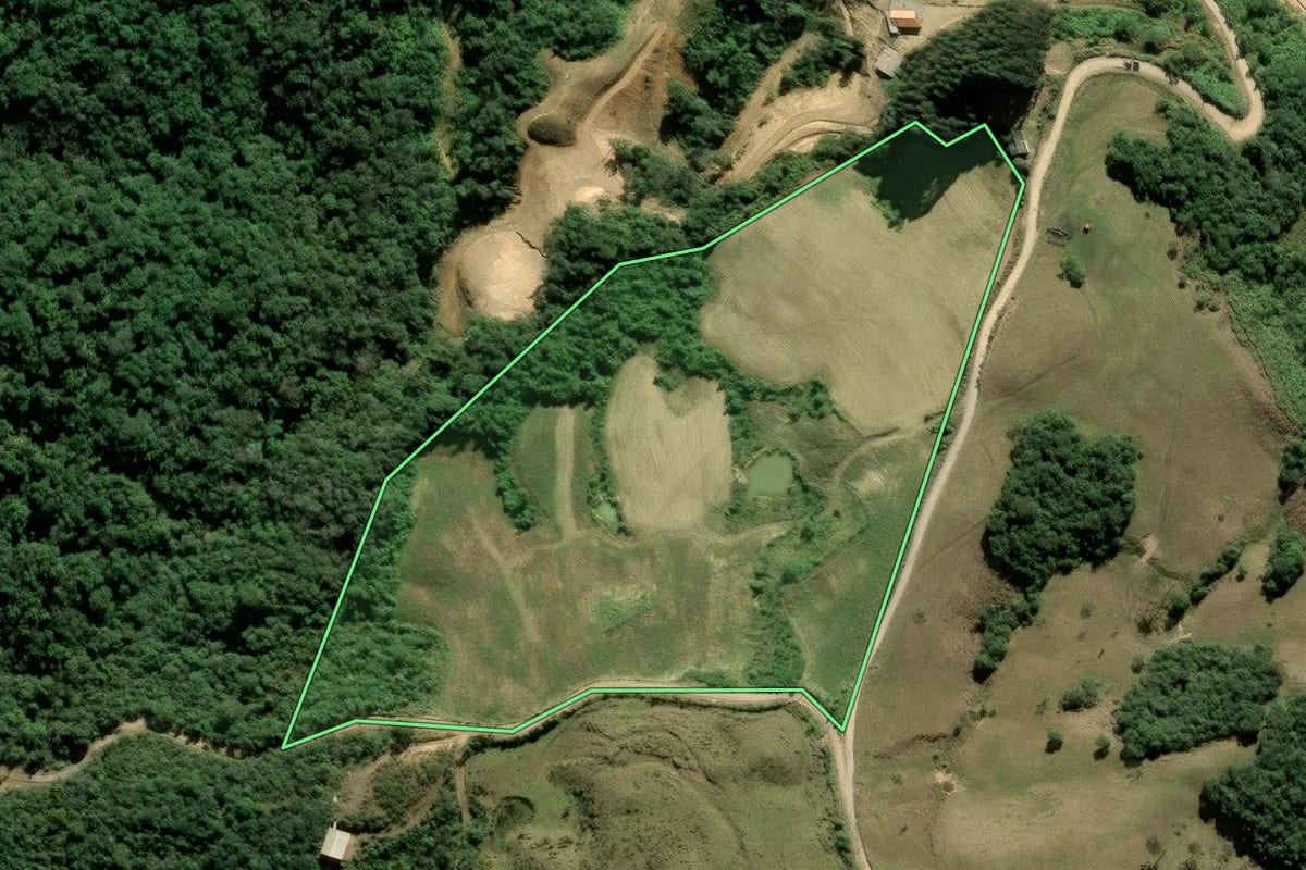 Imagem de satélite do imóvel rural em Rancho Queimado (SC), com o contorno declarado no CAR desenhado por cima.