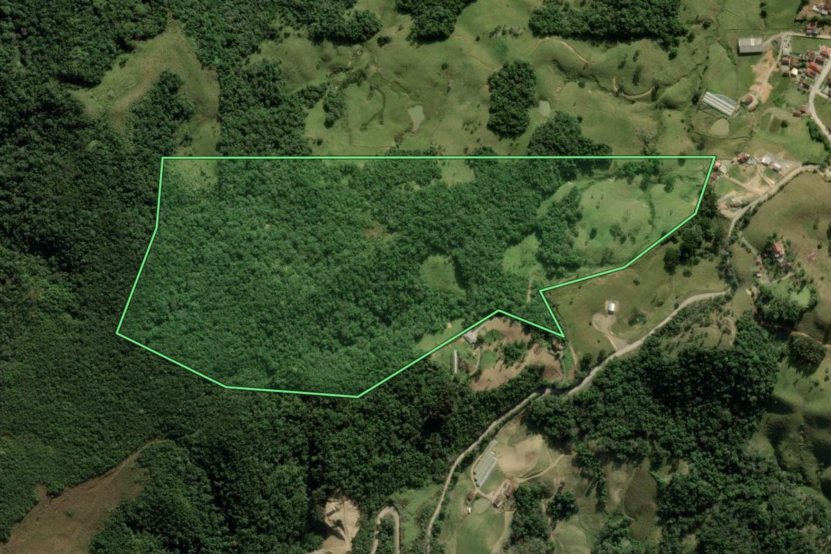 Imagem de satélite do imóvel rural em Rancho Queimado (SC), com o contorno declarado no CAR desenhado por cima.