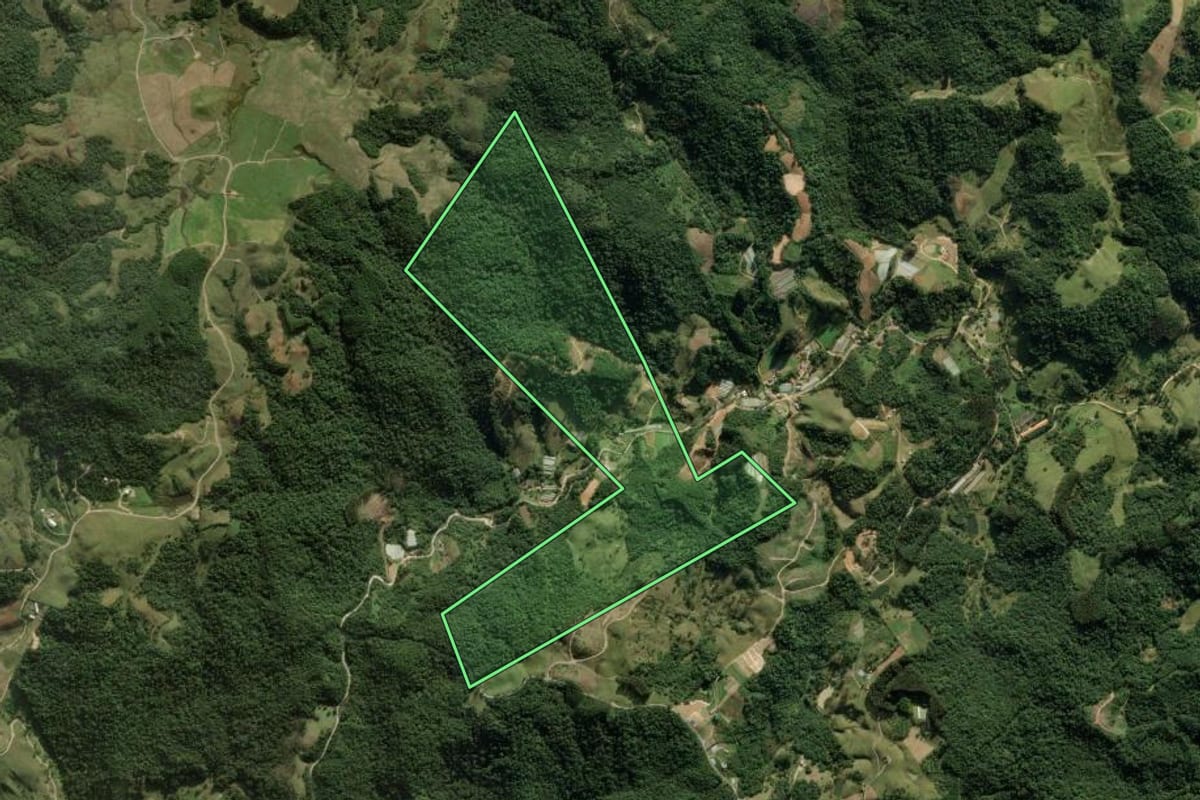 Imagem de satélite do imóvel rural em Rancho Queimado (SC), com o contorno declarado no CAR desenhado por cima.