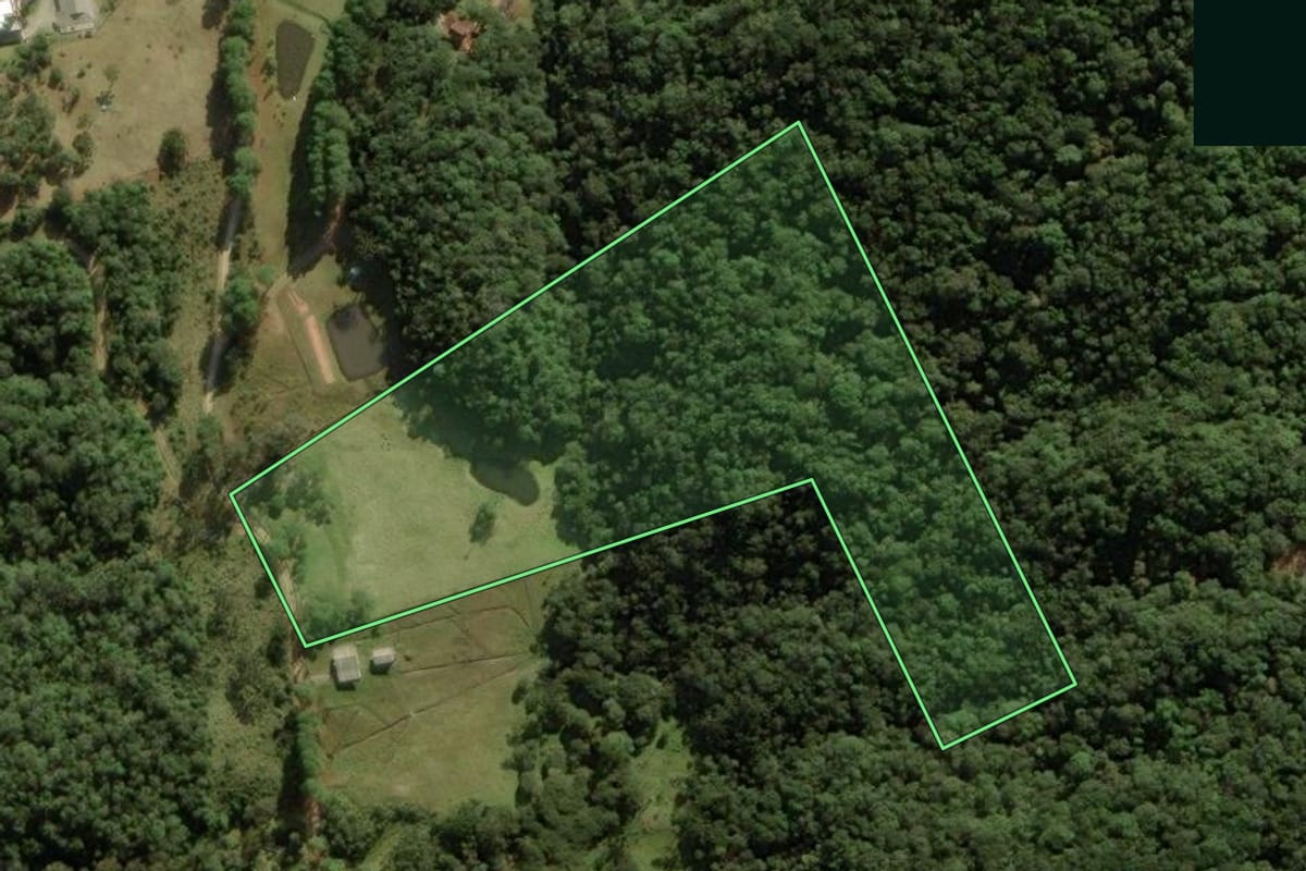 Imagem de satélite do imóvel rural em Rancho Queimado (SC), com o contorno declarado no CAR desenhado por cima.