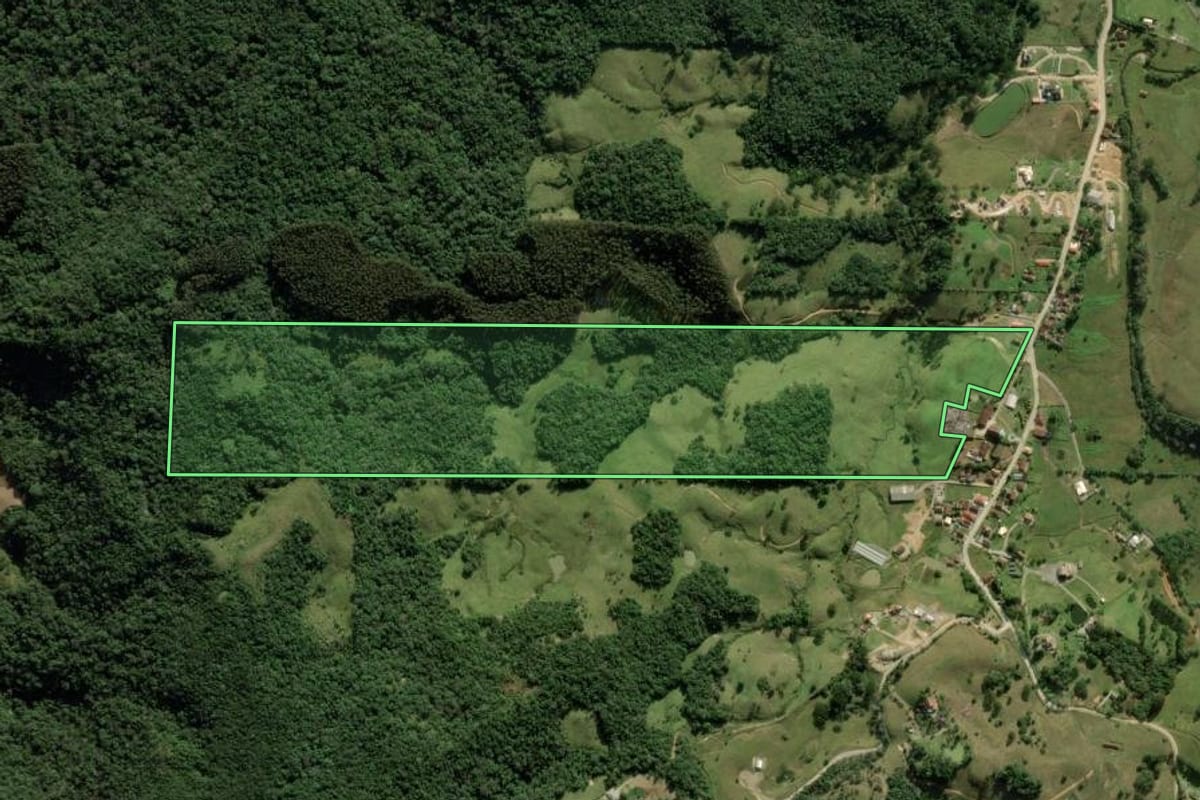 Imagem de satélite do imóvel rural em Rancho Queimado (SC), com o contorno declarado no CAR desenhado por cima.