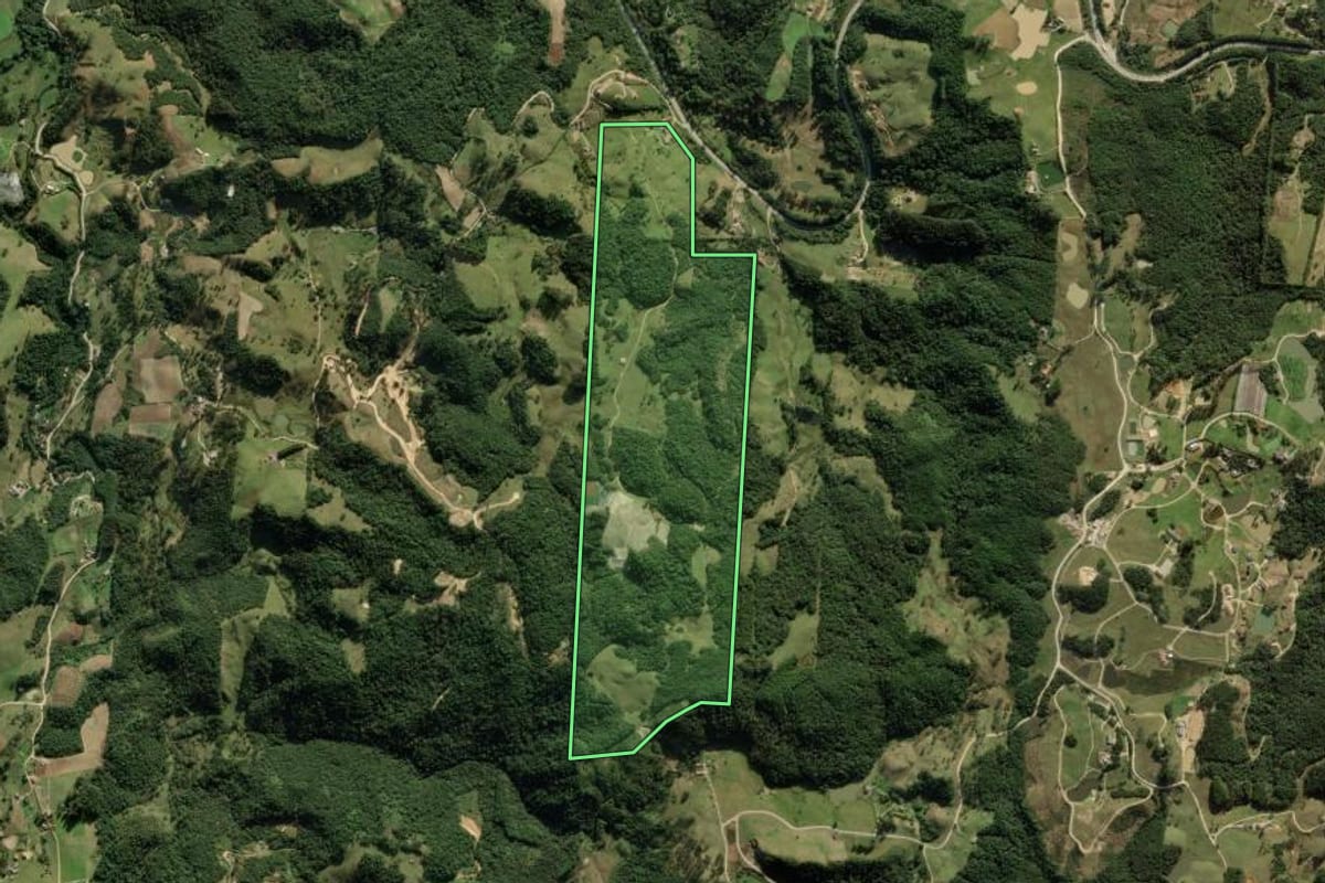 Imagem de satélite do imóvel rural em Rancho Queimado (SC), com o contorno declarado no CAR desenhado por cima.