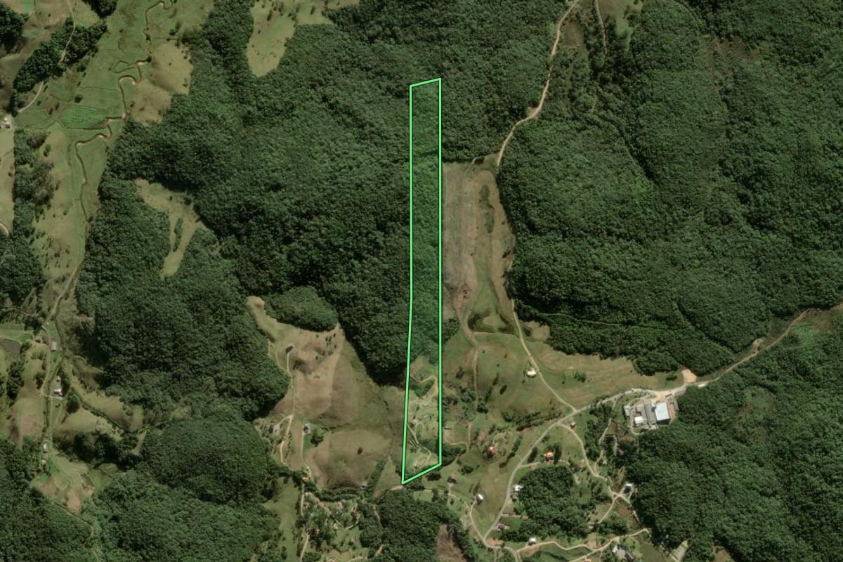 Imagem de satélite do imóvel rural em Rancho Queimado (SC), com o contorno declarado no CAR desenhado por cima.