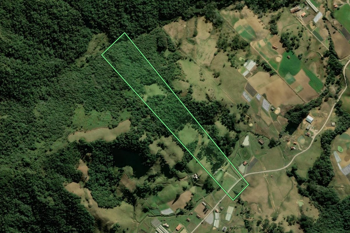Imagem de satélite do imóvel rural em Rancho Queimado (SC), com o contorno declarado no CAR desenhado por cima.