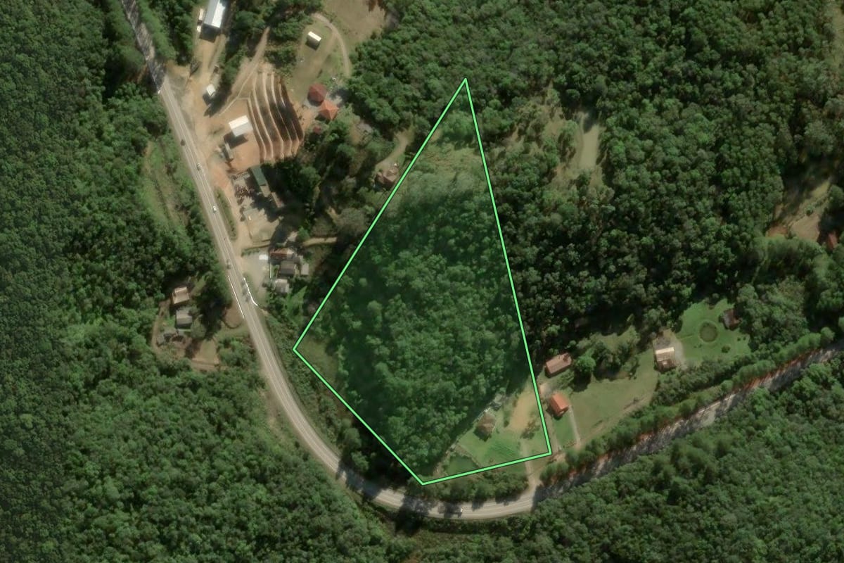 Imagem de satélite do imóvel rural em Rancho Queimado (SC), com o contorno declarado no CAR desenhado por cima.