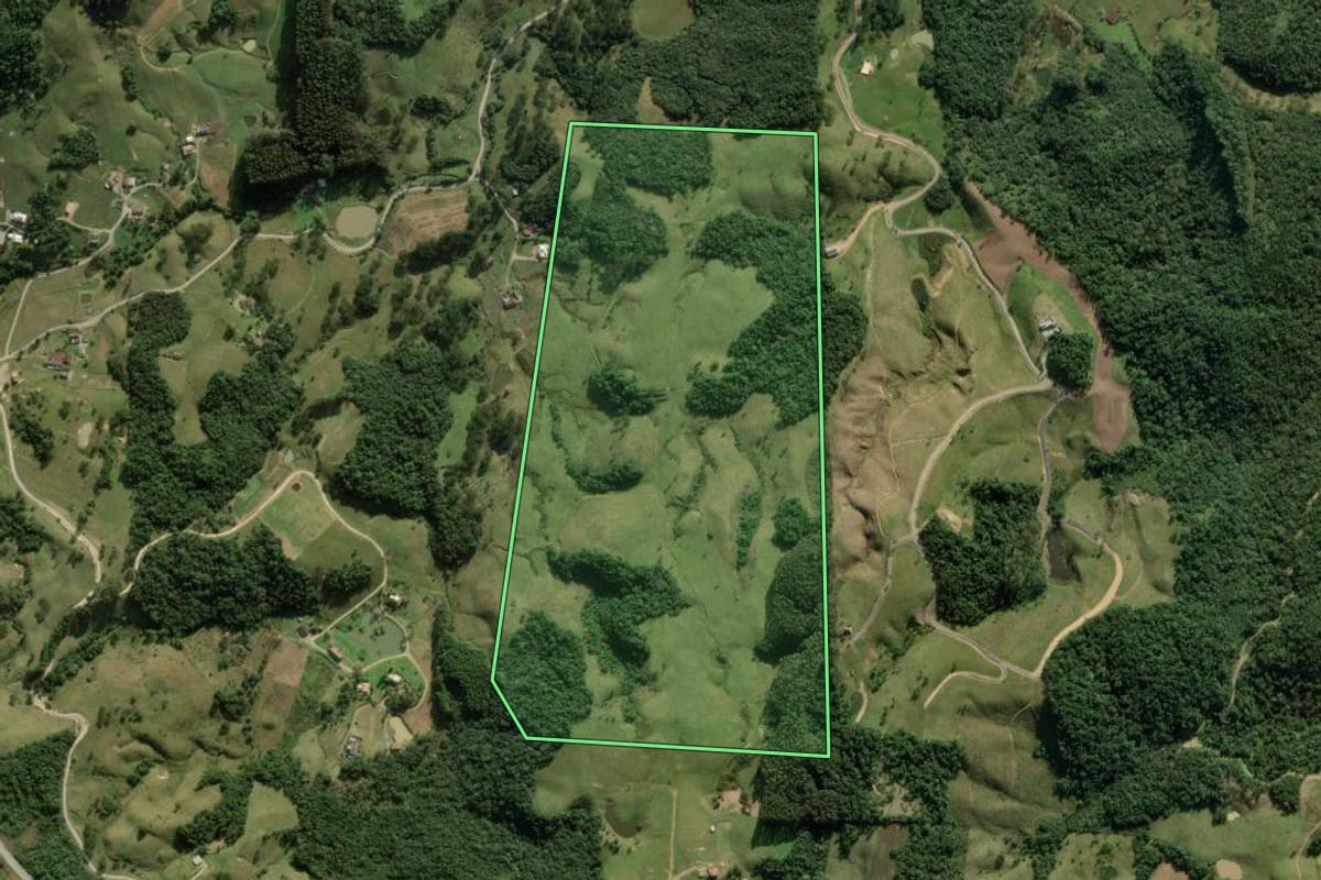 Imagem de satélite do imóvel rural em Rancho Queimado (SC), com o contorno declarado no CAR desenhado por cima.