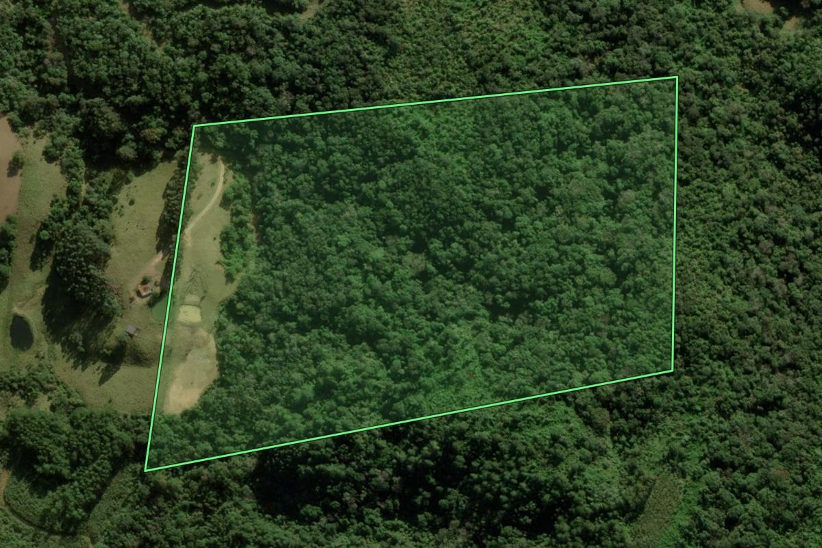 Imagem de satélite do imóvel rural em Rancho Queimado (SC), com o contorno declarado no CAR desenhado por cima.