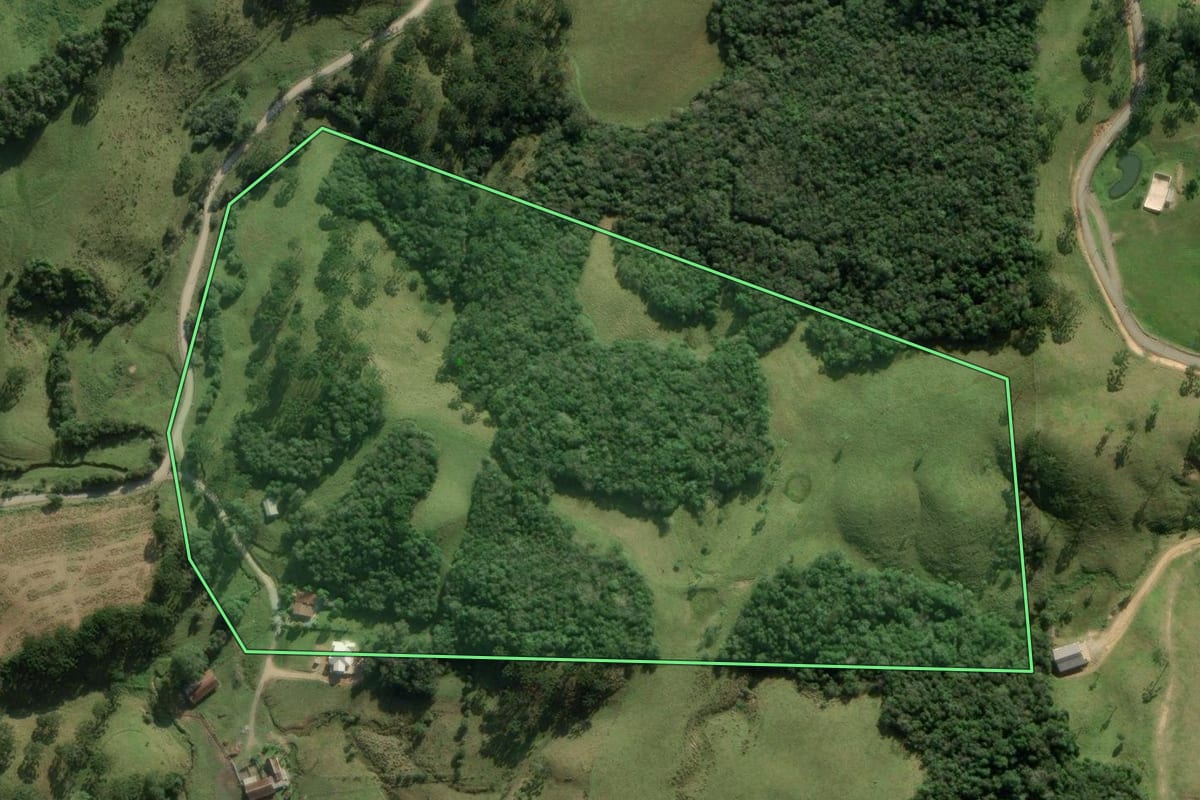Imagem de satélite do imóvel rural em Rancho Queimado (SC), com o contorno declarado no CAR desenhado por cima.