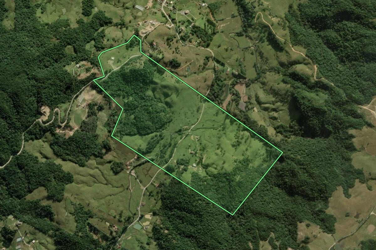 Imagem de satélite do imóvel rural em Rancho Queimado (SC), com o contorno declarado no CAR desenhado por cima.