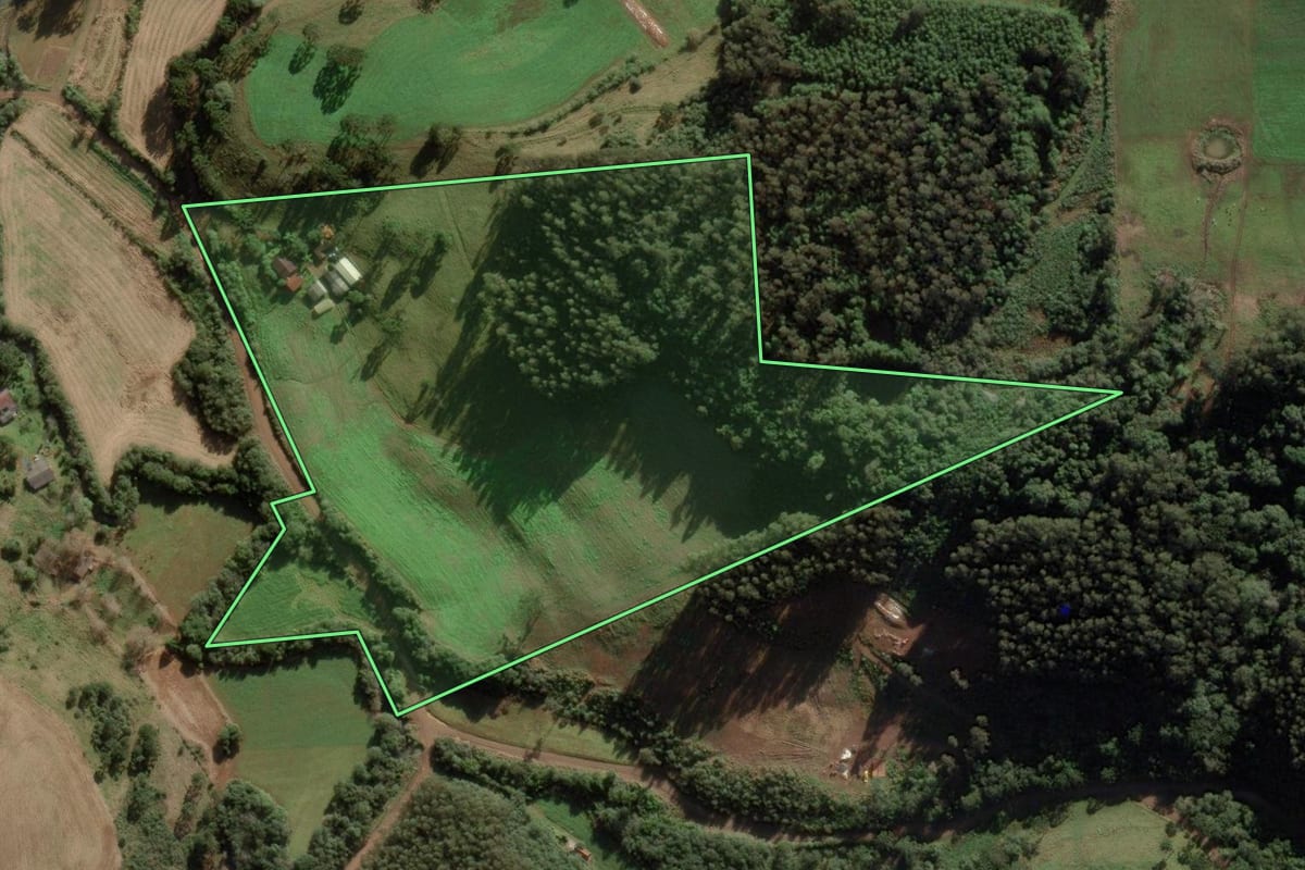Imagem de satélite do imóvel rural em Rio das Antas (SC), com o contorno declarado no CAR desenhado por cima.