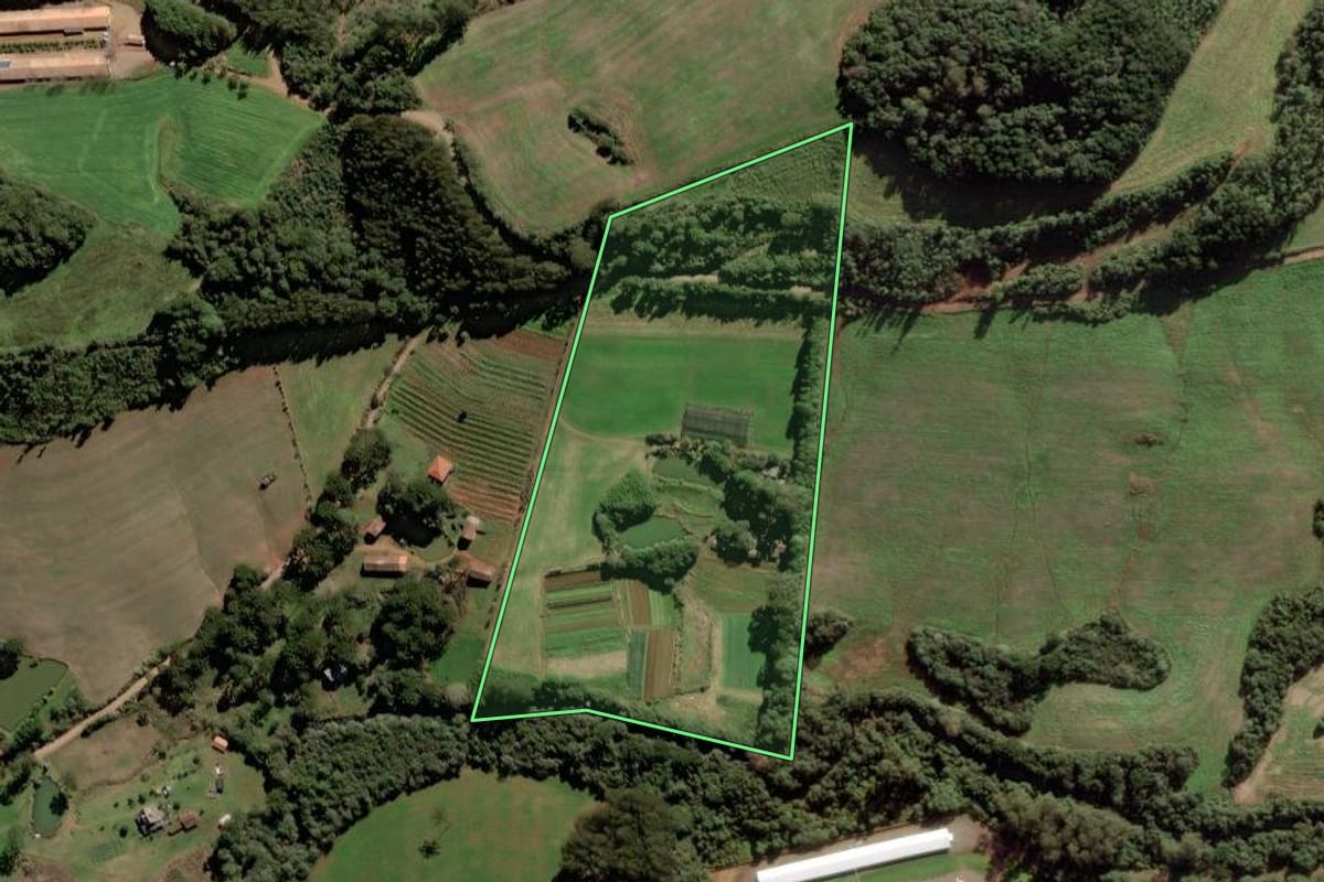 Imagem de satélite do imóvel rural em Rio das Antas (SC), com o contorno declarado no CAR desenhado por cima.
