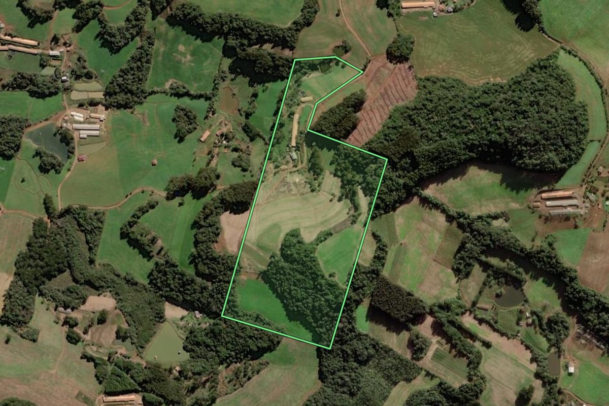 Imagem de satélite do imóvel rural em Rio das Antas (SC), com o contorno declarado no CAR desenhado por cima.