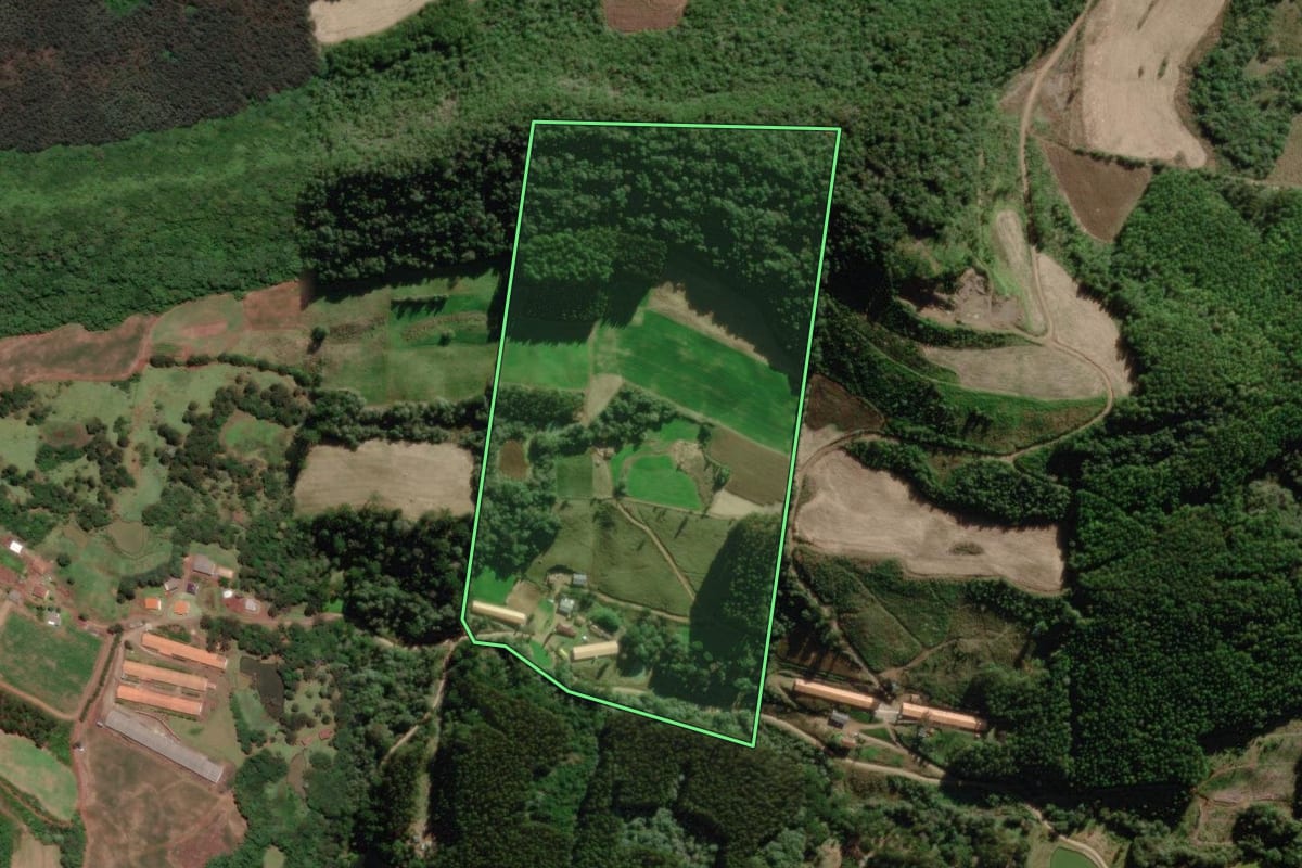 Imagem de satélite do imóvel rural em Rio das Antas (SC), com o contorno declarado no CAR desenhado por cima.