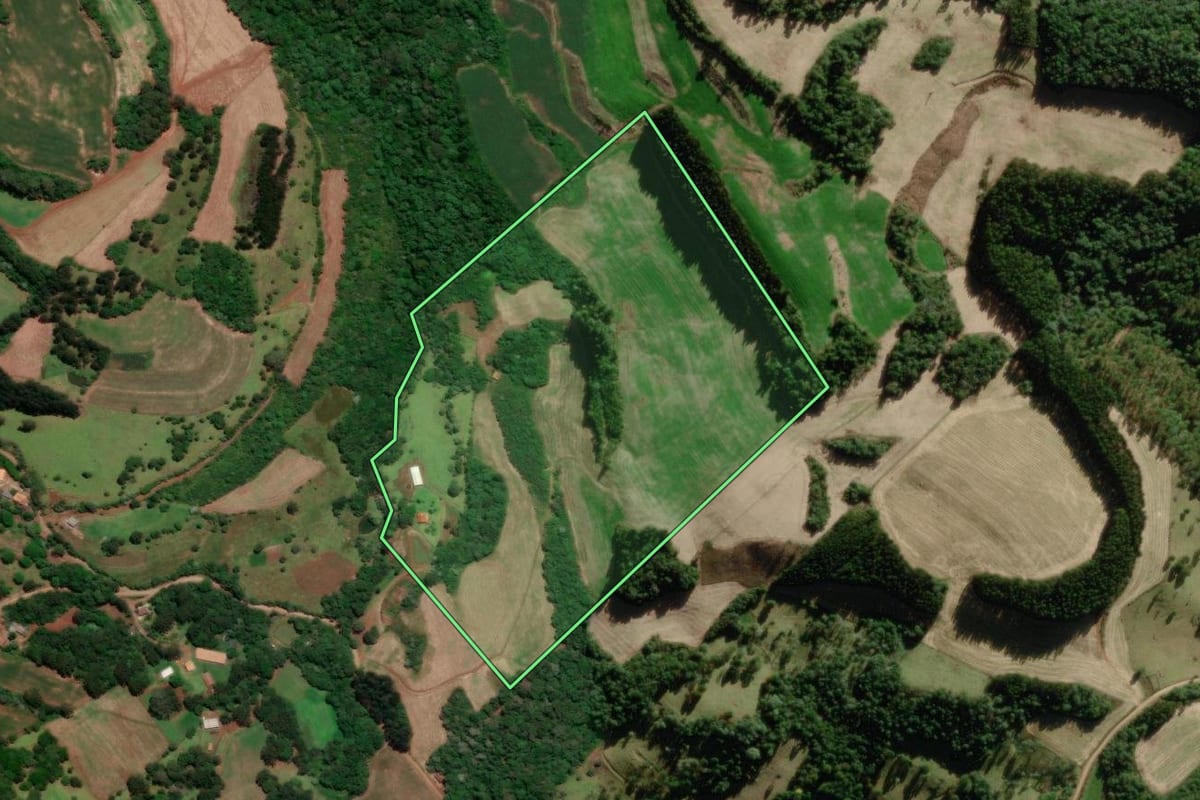 Imagem de satélite do imóvel rural em Rio das Antas (SC), com o contorno declarado no CAR desenhado por cima.