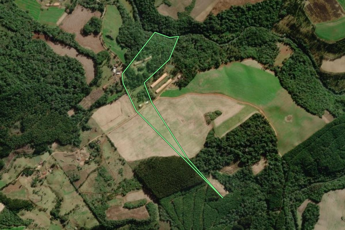 Imagem de satélite do imóvel rural em Rio das Antas (SC), com o contorno declarado no CAR desenhado por cima.