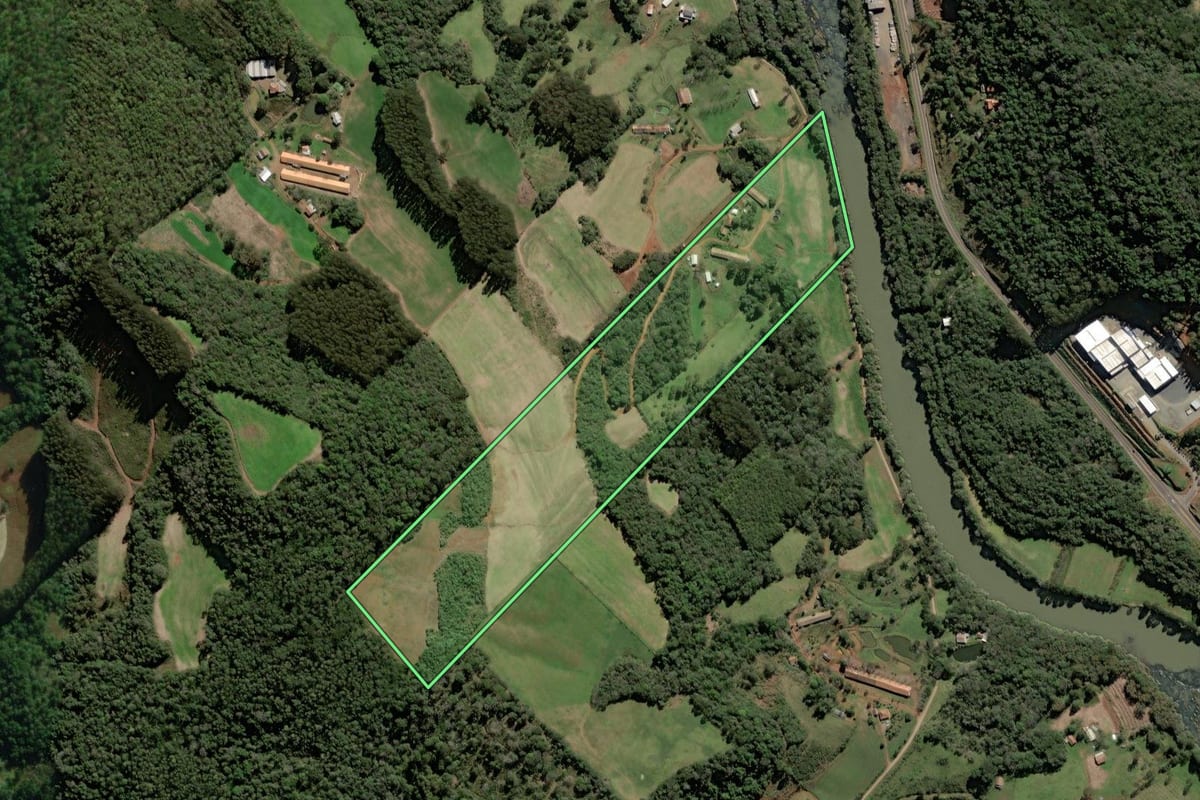 Imagem de satélite do imóvel rural em Rio das Antas (SC), com o contorno declarado no CAR desenhado por cima.