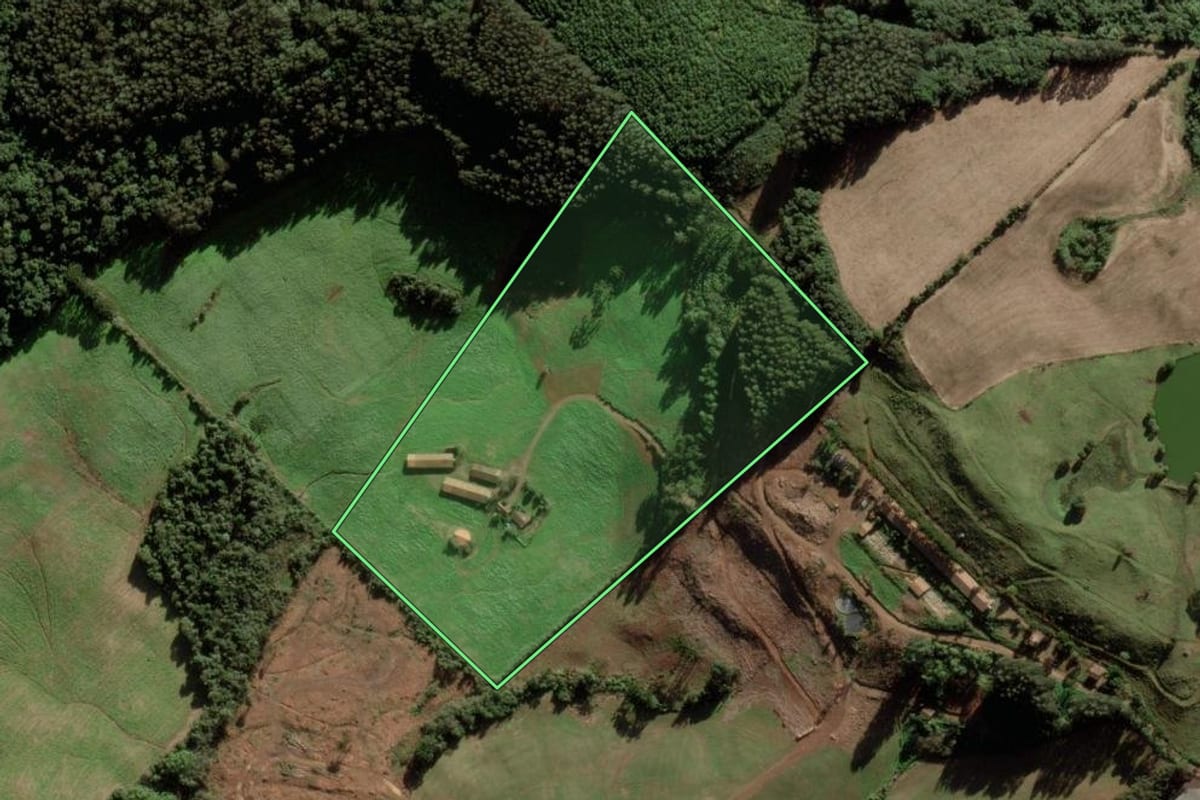 Imagem de satélite do imóvel rural em Rio das Antas (SC), com o contorno declarado no CAR desenhado por cima.