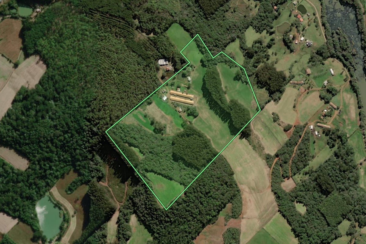 Imagem de satélite do imóvel rural em Rio das Antas (SC), com o contorno declarado no CAR desenhado por cima.