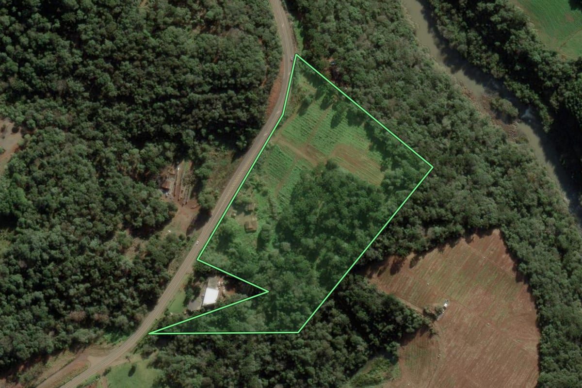 Imagem de satélite do imóvel rural em Rio das Antas (SC), com o contorno declarado no CAR desenhado por cima.
