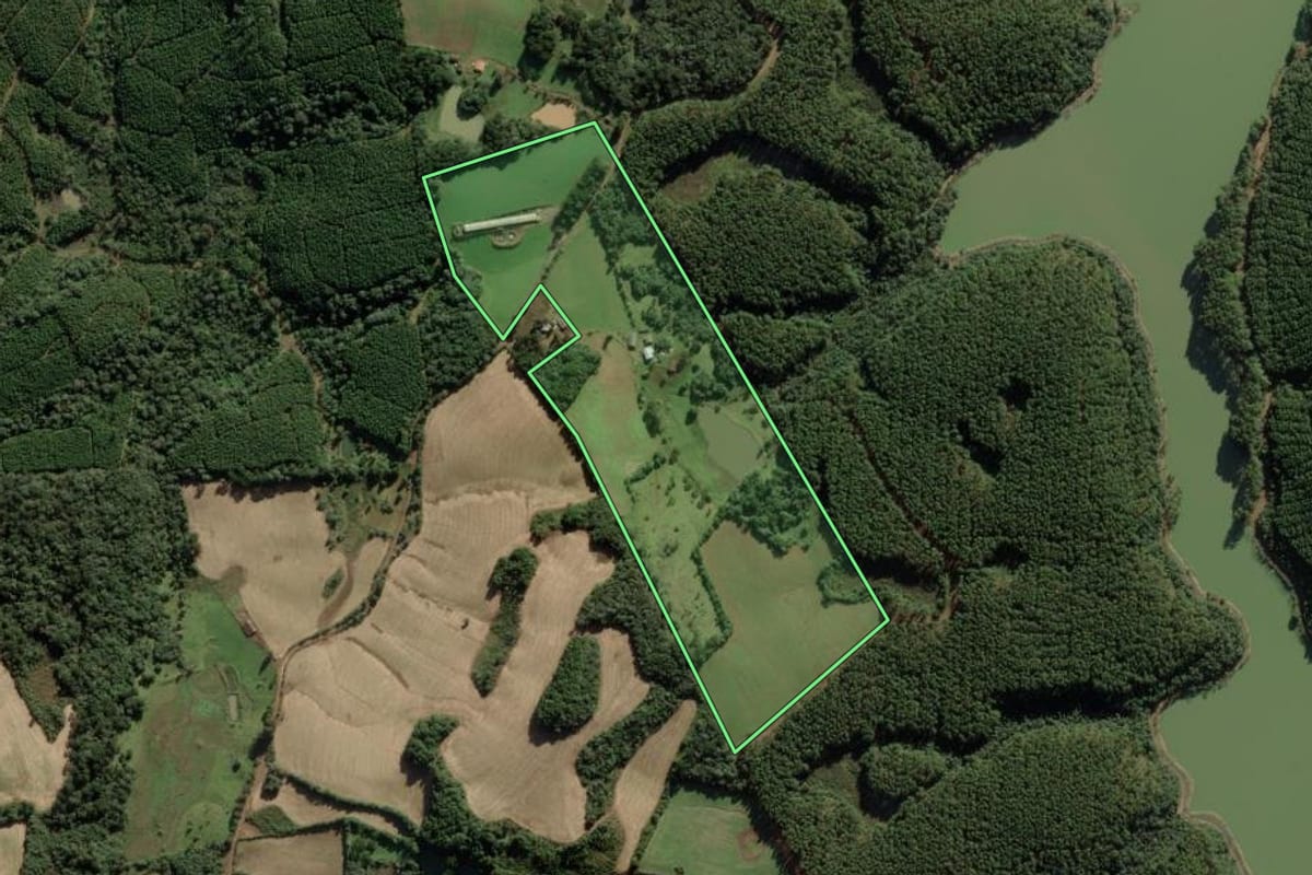 Imagem de satélite do imóvel rural em Rio das Antas (SC), com o contorno declarado no CAR desenhado por cima.