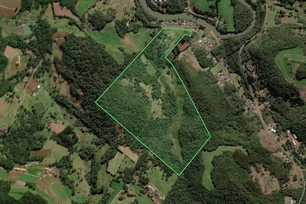 Imagem de satélite do imóvel rural em Rio das Antas (SC), com o contorno declarado no CAR desenhado por cima.