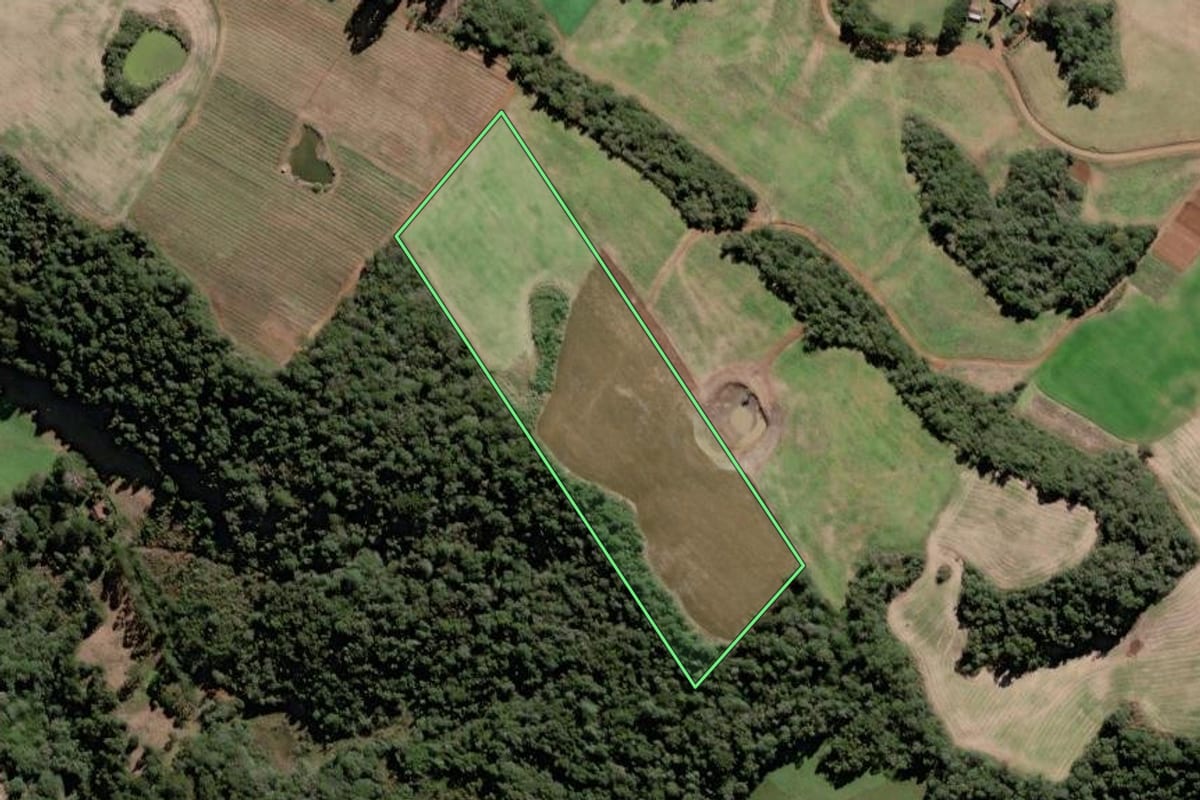 Imagem de satélite do imóvel rural em Rio das Antas (SC), com o contorno declarado no CAR desenhado por cima.