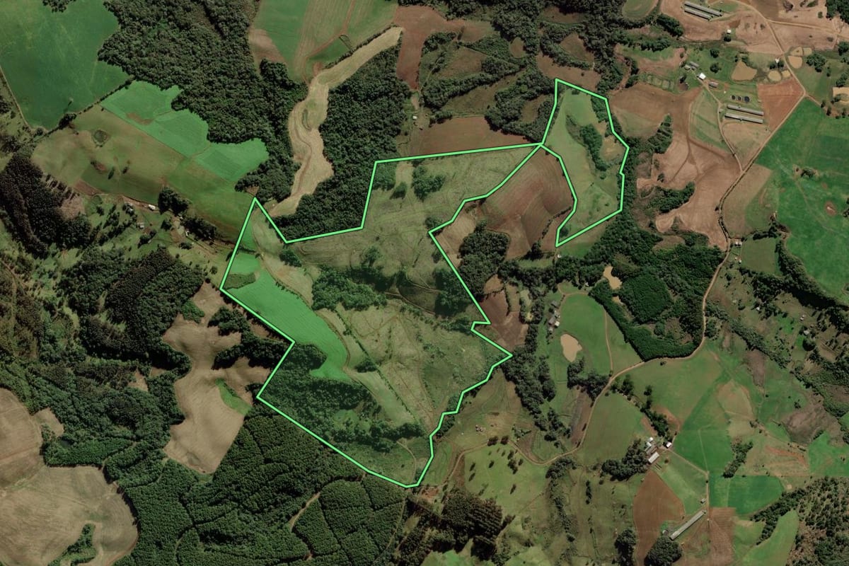 Imagem de satélite do imóvel rural em Rio das Antas (SC), com o contorno declarado no CAR desenhado por cima.