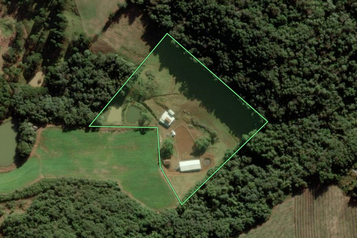Imagem de satélite do imóvel rural em Rio das Antas (SC), com o contorno declarado no CAR desenhado por cima.