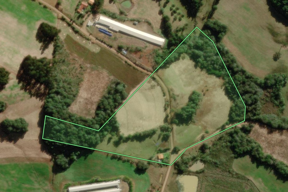 Imagem de satélite do imóvel rural em Rio das Antas (SC), com o contorno declarado no CAR desenhado por cima.