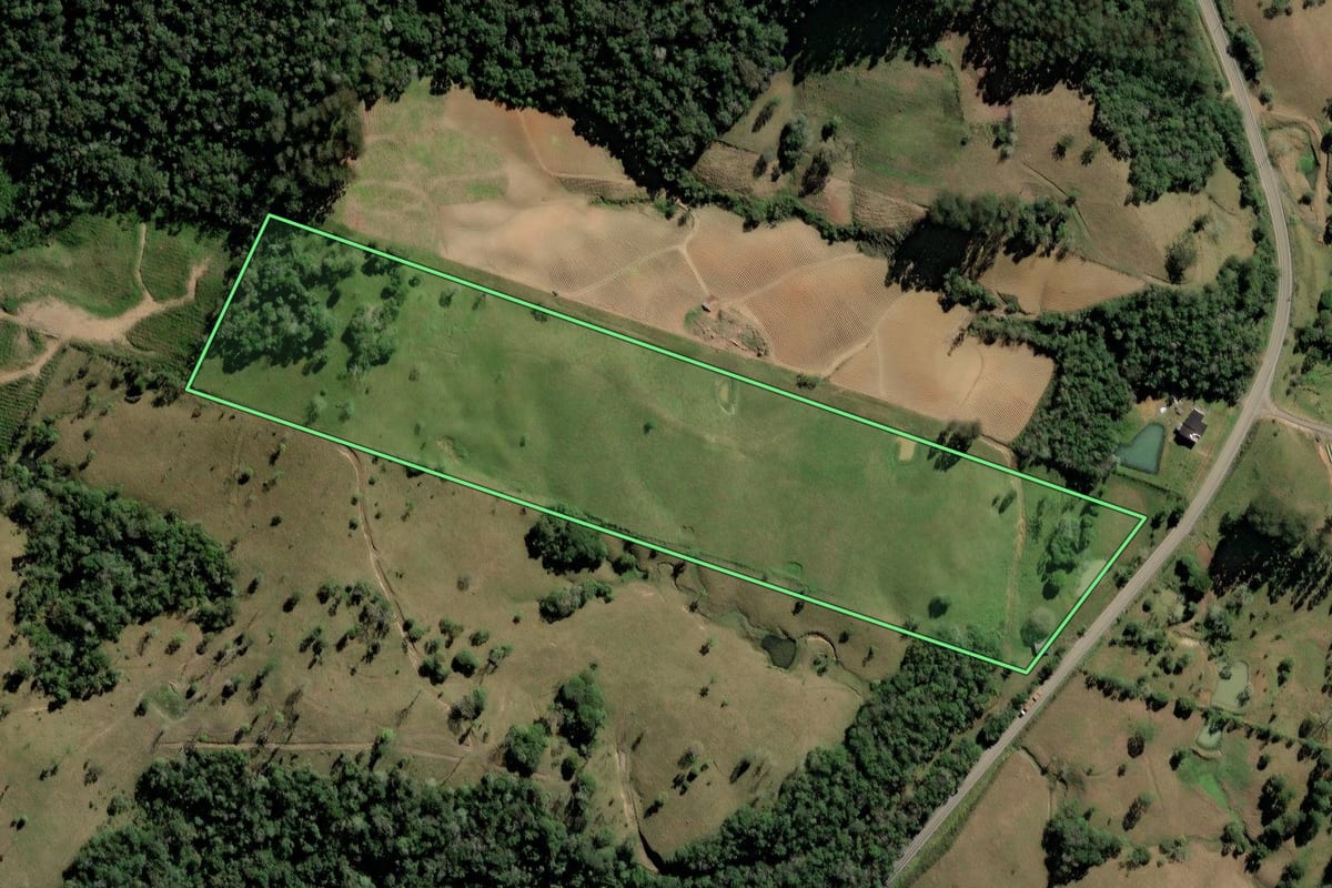 Imagem de satélite do imóvel rural em Rio do Campo (SC), com o contorno declarado no CAR desenhado por cima.
