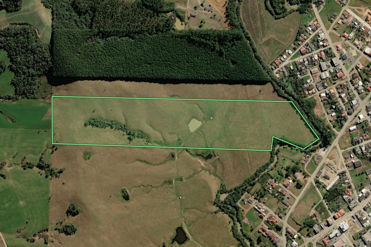 Imagem de satélite do imóvel rural em Rio do Campo (SC), com o contorno declarado no CAR desenhado por cima.