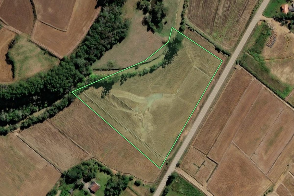 Imagem de satélite do imóvel rural em Rio do Campo (SC), com o contorno declarado no CAR desenhado por cima.