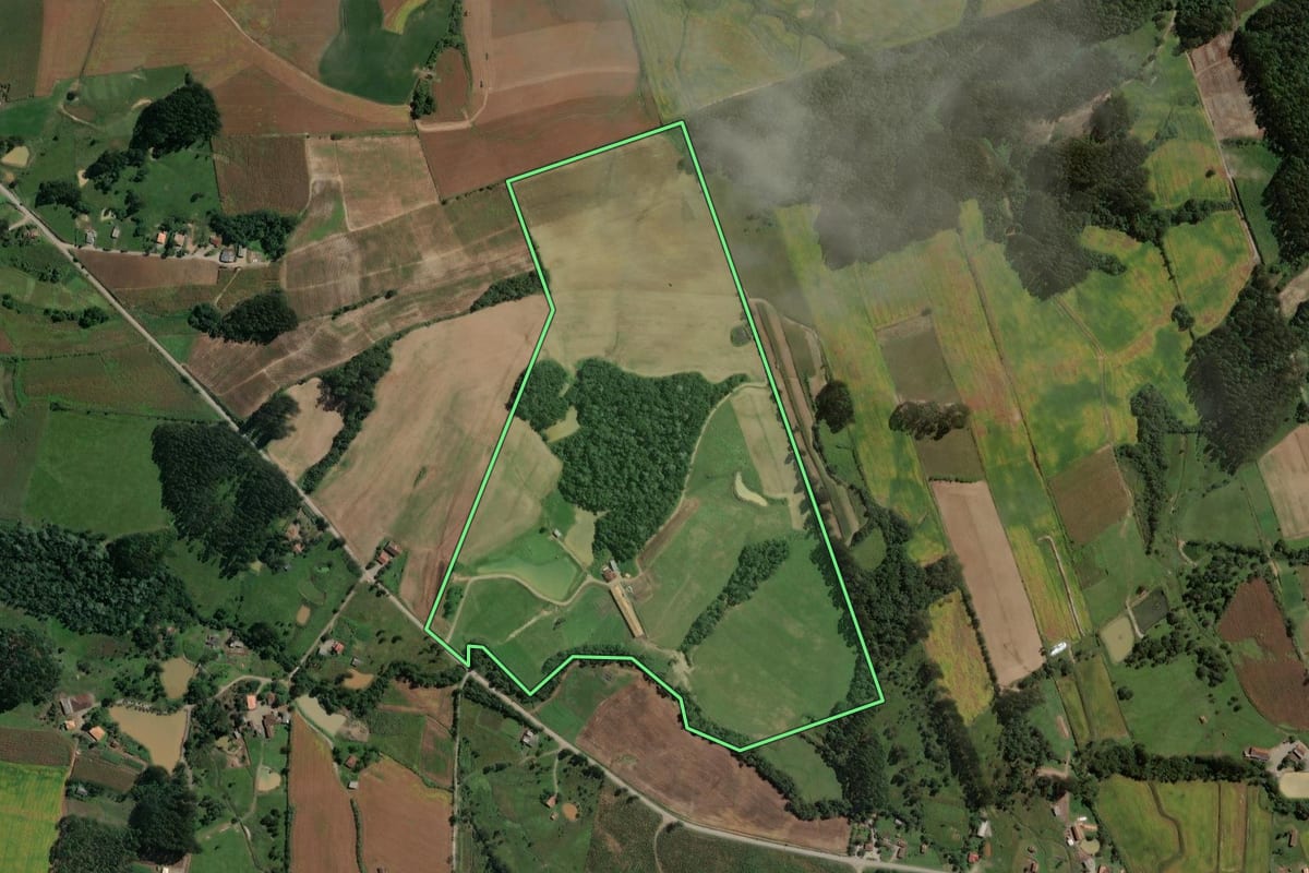 Imagem de satélite do imóvel rural em Rio do Campo (SC), com o contorno declarado no CAR desenhado por cima.