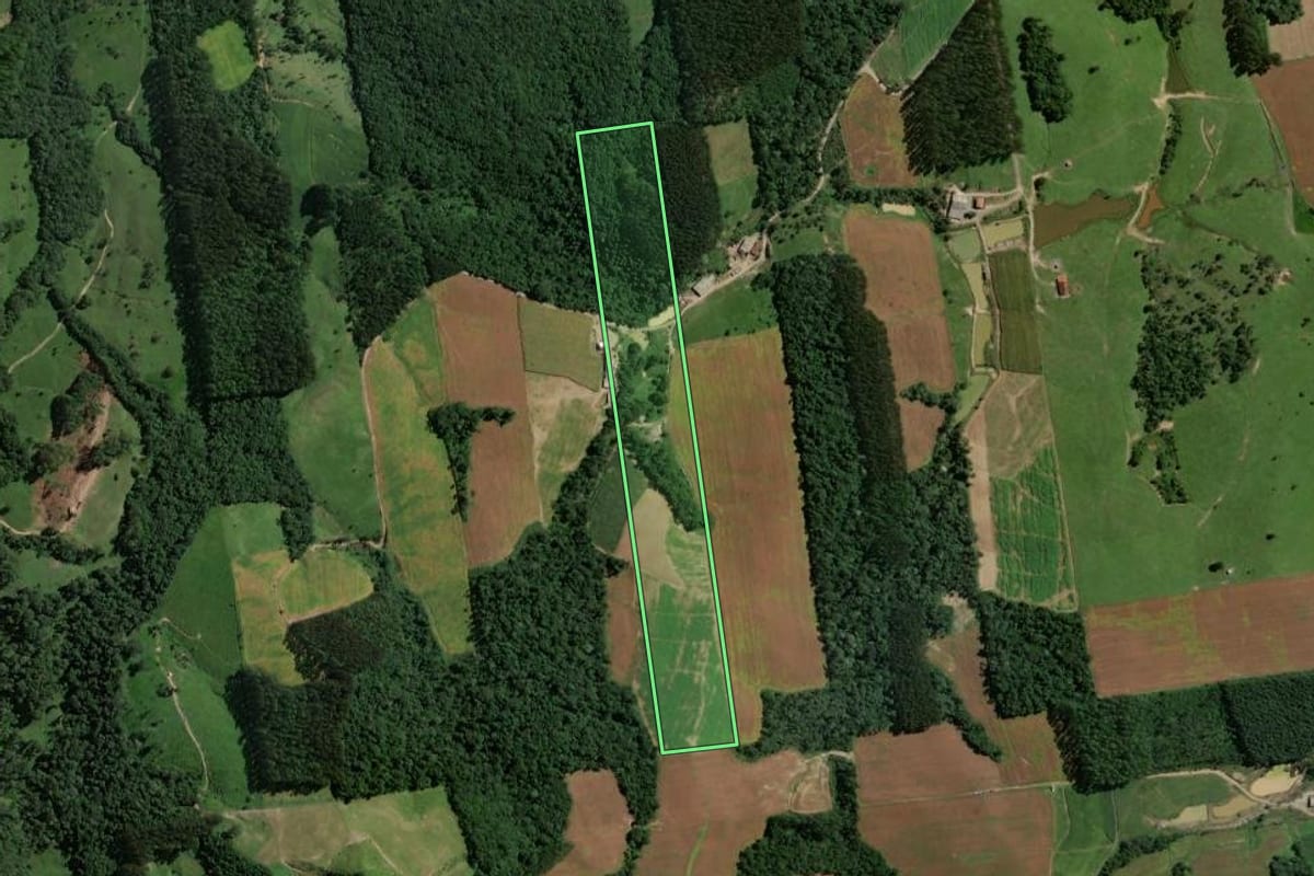 Imagem de satélite do imóvel rural em Rio do Campo (SC), com o contorno declarado no CAR desenhado por cima.