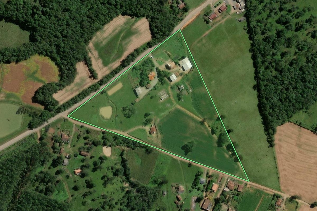 Imagem de satélite do imóvel rural em Rio do Campo (SC), com o contorno declarado no CAR desenhado por cima.