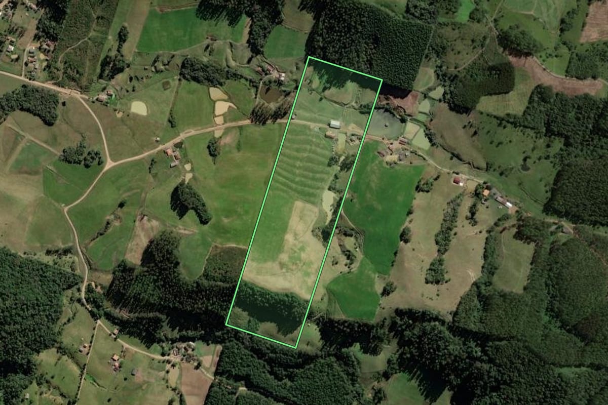 Imagem de satélite do imóvel rural em Rio do Campo (SC), com o contorno declarado no CAR desenhado por cima.