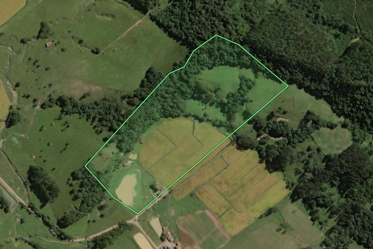 Imagem de satélite do imóvel rural em Rio do Campo (SC), com o contorno declarado no CAR desenhado por cima.