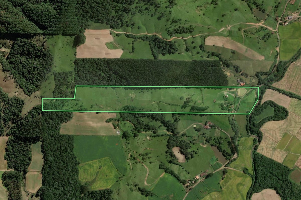 Imagem de satélite do imóvel rural em Rio do Campo (SC), com o contorno declarado no CAR desenhado por cima.