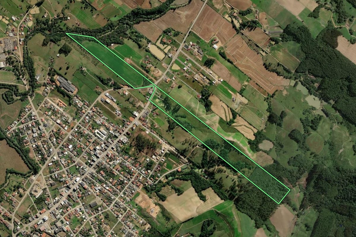 Imagem de satélite do imóvel rural em Rio do Campo (SC), com o contorno declarado no CAR desenhado por cima.