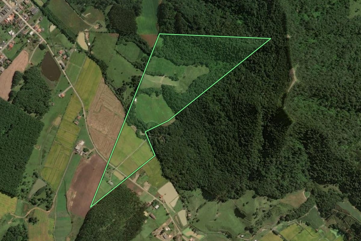 Imagem de satélite do imóvel rural em Rio do Campo (SC), com o contorno declarado no CAR desenhado por cima.