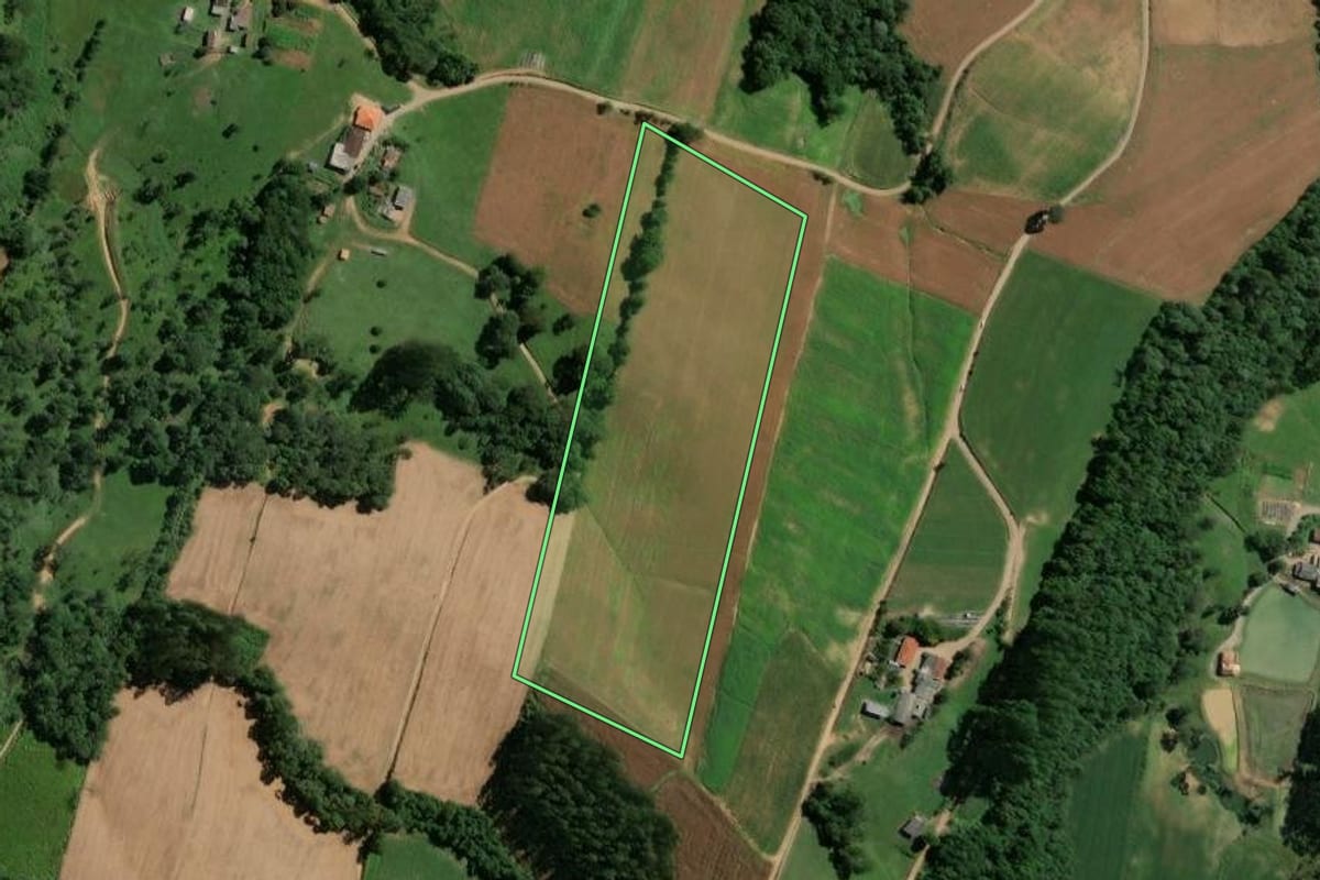 Imagem de satélite do imóvel rural em Rio do Campo (SC), com o contorno declarado no CAR desenhado por cima.