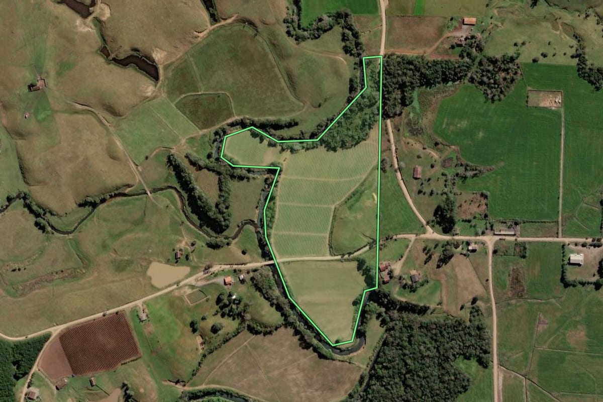 Imagem de satélite do imóvel rural em Rio do Campo (SC), com o contorno declarado no CAR desenhado por cima.