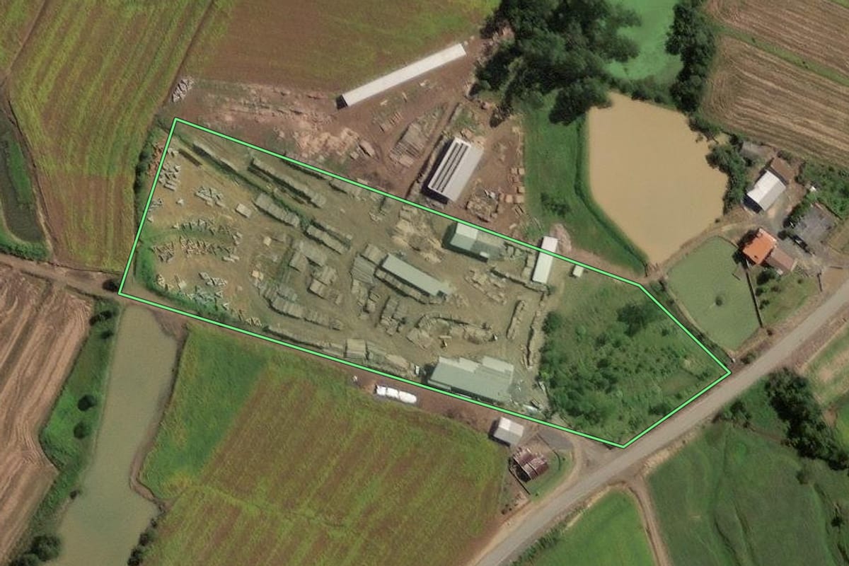 Imagem de satélite do imóvel rural em Rio do Campo (SC), com o contorno declarado no CAR desenhado por cima.