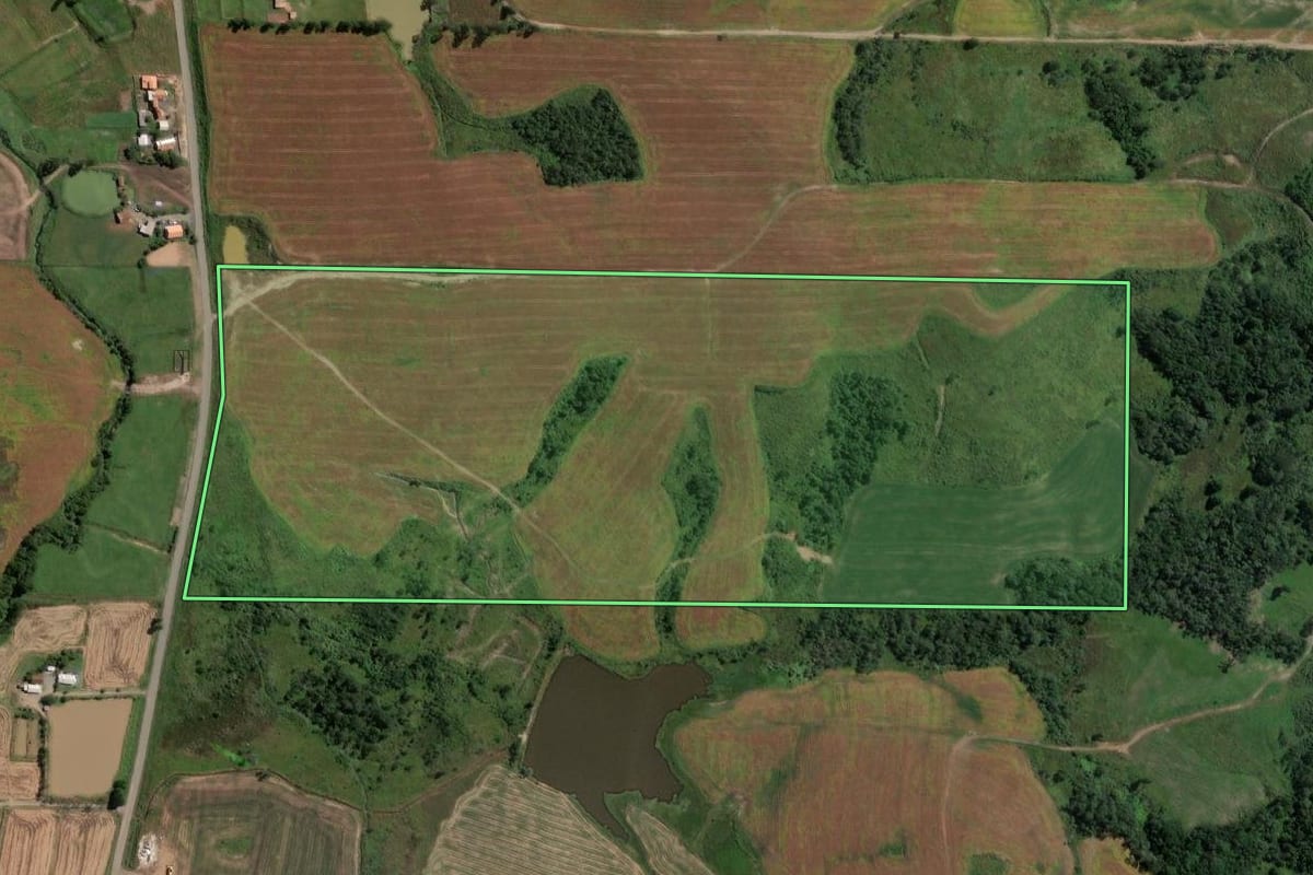 Imagem de satélite do imóvel rural em Rio do Campo (SC), com o contorno declarado no CAR desenhado por cima.
