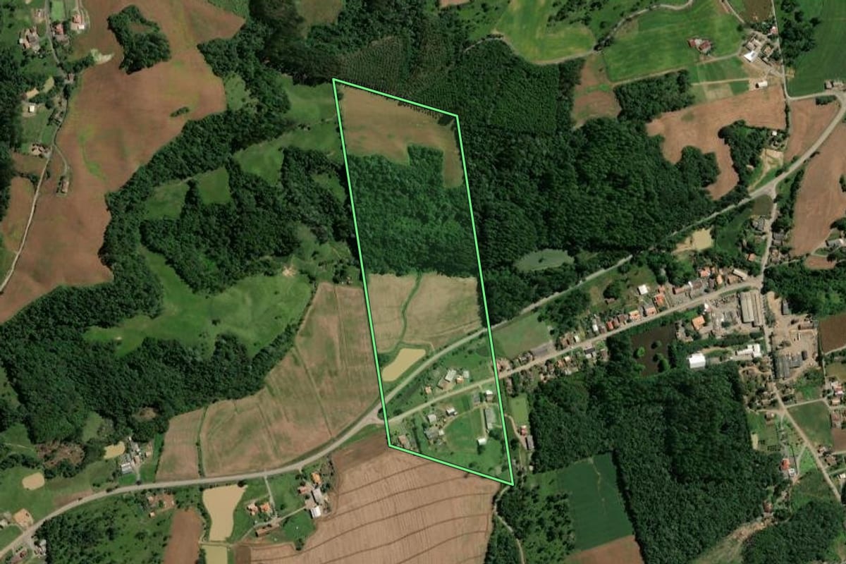 Imagem de satélite do imóvel rural em Rio do Campo (SC), com o contorno declarado no CAR desenhado por cima.