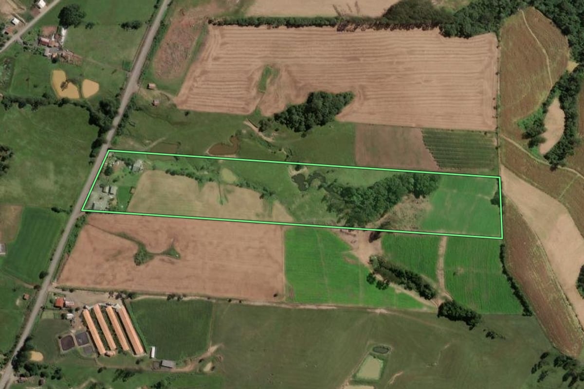 Imagem de satélite do imóvel rural em Rio do Campo (SC), com o contorno declarado no CAR desenhado por cima.