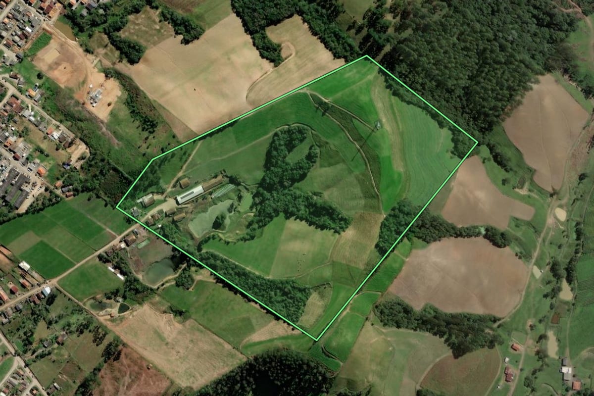 Imagem de satélite do imóvel rural em Rio do Campo (SC), com o contorno declarado no CAR desenhado por cima.
